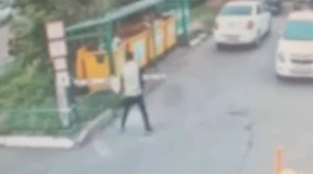 Астанчанин разнес шлагбаум во дворе дома (ВИДЕО)
