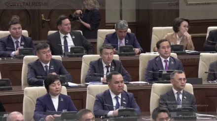 За нарушение этики депутатам Құрылтая урежут зарплату