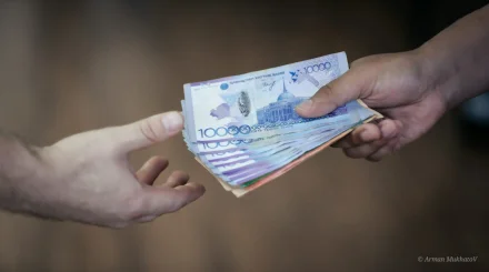 Көлік саласындағы жемқорлық: 40 млн теңгеден астам пара алған екі шенеунік ұсталды