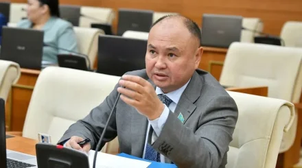 Депутат мектептердегі тәрбие жұмыстарында балаларға амандасу әдебін үйретуді ұсынды