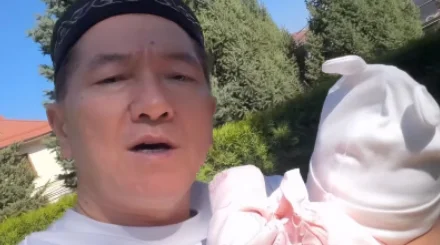   "Сіздерге де жұғысты болсын!": Сәкен Майғазиев немересімен видео жариялады   