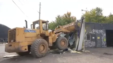 Незаконную автомойку начали сносить после восьми месяцев разбирательств в Астане (ВИДЕО)