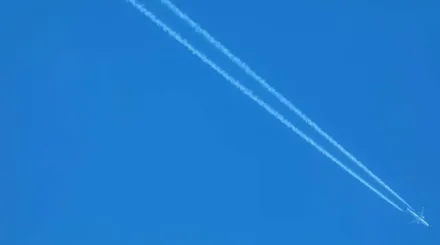 Откуда берутся белые полосы за самолётами