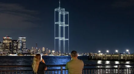 Нью-Йорк почтил память жертв 9/11, воссоздав башни-близнецы с помощью дронов