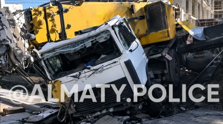 МАЗ без фиксации покатился по дороге: водитель пострадал в Алматы