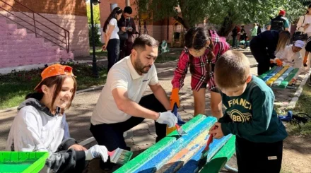 "Таза Қазақстан": депутаты партии "Әділет" объединили помощь детям и благоустройство в Астане