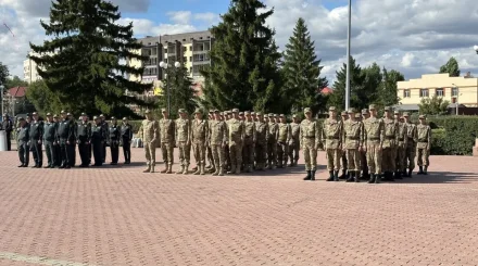 «Отан қорғау – қастерлі борыш»: Оралда ондаған жас әскерге аттанды