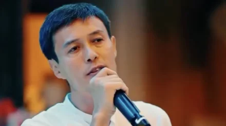 «Күліп жүрген адамның бәрі бақытты емес»: танымал әнші басына түскен ауыр жағдайды айтты (ВИДЕО)