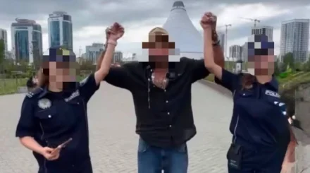 Двух сотрудниц полиции уволили после резонансного видео с иностранцем в Астане