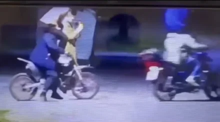 Друзья на плечах: опасные трюки подростков на мотоциклах попали на видео под Астаной