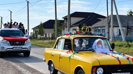 Свадебный кортеж в стиле 90-х обернулся наказанием водителей в Актюбинской области