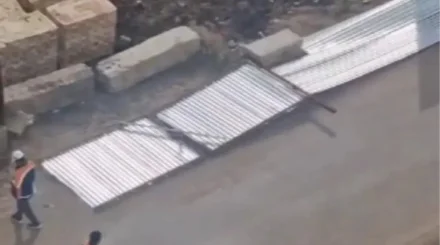 Астанада қыз баланың үстіне қаңылтыр құлап түсті (ВИДЕО)