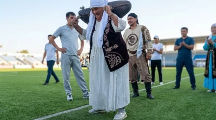 70-летняя апашка 40 раз подняла тяжелого барана