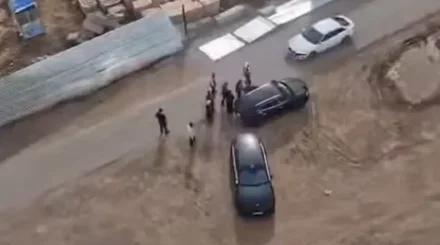 В Астане ребенок пострадал от упавшего профлиста застройщика