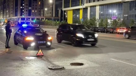 Закрытый люк разнес новую машину в Астане (ВИДЕО)