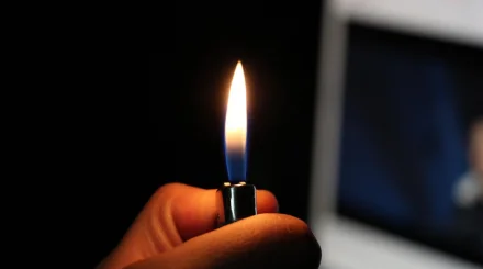 Незнакомка поднесла зажигалку к бензину и подожгла женщину во Флориде