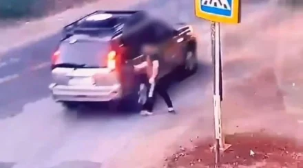 Мужчина инсценировал наезд автомобиля и выманивал деньги у водителей в Актобе