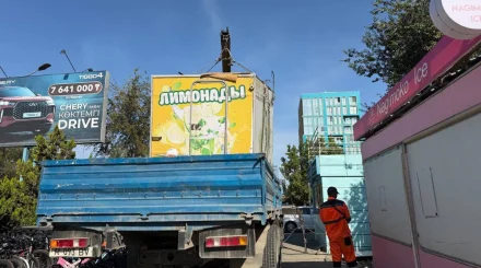 В Актау убрали незаконные торговые конструкции возле ТЦ «Астана»