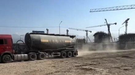 «500 мыңға салынған жолдың есін шығарды»: алматылық тұрғын BI Group-тың ауыр көліктеріне шағымданды