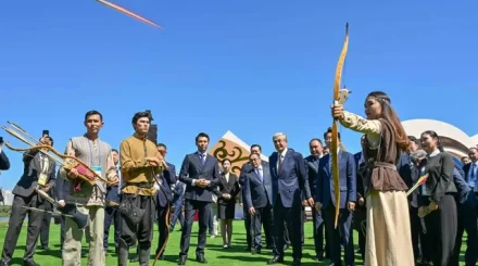Сеулде қазақ этноауылы ашылды. Тоқаев пен Корея спикері киіз үйді аралап, садақ ату өнерін тамашалады