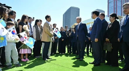 Президент Кореяда оқып, еңбек етіп жүрген қазақстандықтармен кездесті