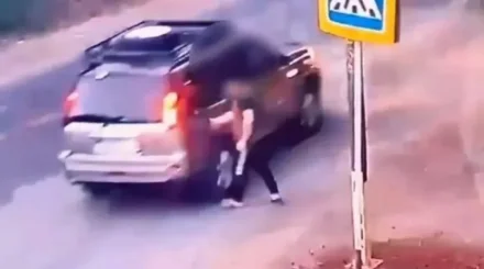 Ақтөбеде ер адам көлік қаққандай болып, жүргізушілерден 450 мың теңге алған