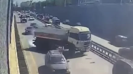 Потерянная каска привела к ДТП: водовоз врезался в ограждение в Алматы (ВИДЕО)