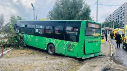 Автобус протаранил легковушку в Семее, есть пострадавшие
