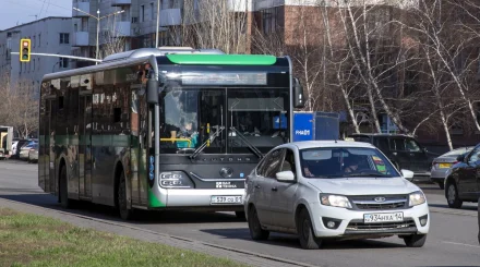 Водитель автобуса зажал пассажира дверью и выгнал семью из салона в Астане