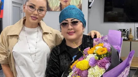  «Сізге бас иеміз»: Баян Алагөзова Мақпал Жүнісоваға құрмет көрсетті 