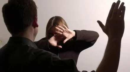 Шымкентте ер адам балалардың көзінше әйелін аяусыз ұрып-соққан