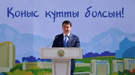 Қала күні қарсаңында Алматы әкімі кезекте тұрған азаматтарға жаңа пәтер кілтін табыстады