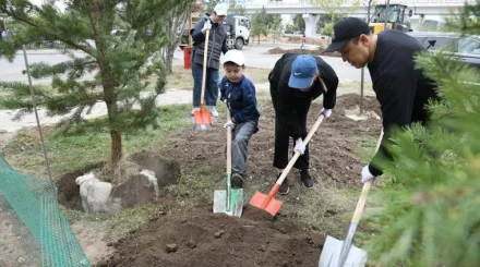 Астананың Есіл ауданында тұрғындары мен волонтерлер мыңдаған ағаш пен бұта отырғызды