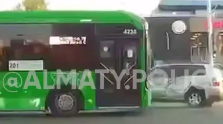 Девять человек пострадали в ДТП с автобусом в Алматы