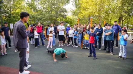 Астанада спортшылар ағаш отырғызып, Street Workout маусымын қорытындылады