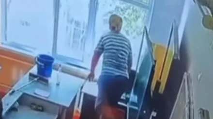 "Оңбай құлады": Шымкентте терезе жуамын деп жарақат алған мұғалімнің миы шайқалған