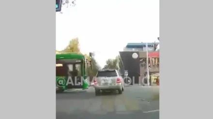 Несколько машин скорой помощи прибыли на место ДТП с автобусом в Алматы (ВИДЕО)