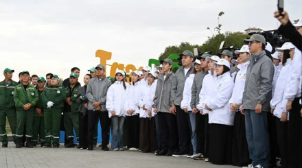 Тоқаев еріктілерді қолдап, ел болашағы білімді әрі белсенді жастардың қолында екенін атап өтті.
