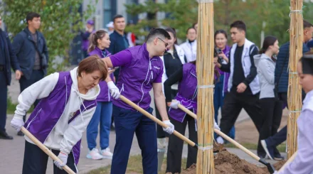   «Таза Қазақстан»: Астанада «Әділет» партиясының өкілдері жалпықалалық сенбілікке қатысып, ағаш екті   