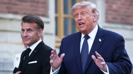 Макрон ответил Трампу после появления французских территорий под флагом США