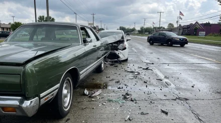 Chrysler 1973 года не получил и царапины в ДТП: современное авто в хлам