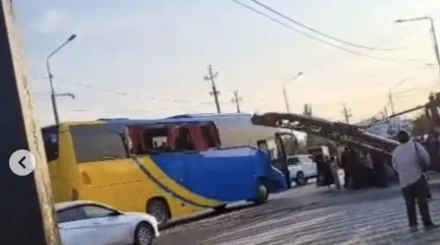 Страшное ДТП на Западе Казахстана: спецтехника пробила автобус с людьми насквозь