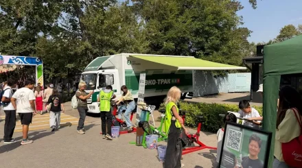 В Алматы показали, как отходы превращаются в полезные вещи