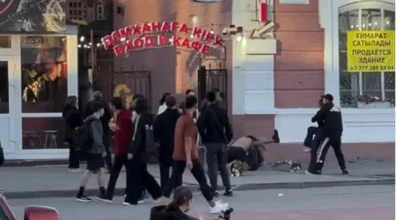 Двое мужчин устроили драку у кафе в Костанае (ВИДЕО)