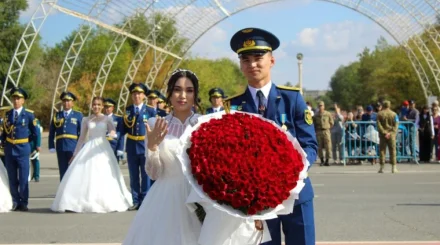 В Актобе выпускник военного института сделал предложение возлюбленной прямо на церемонии