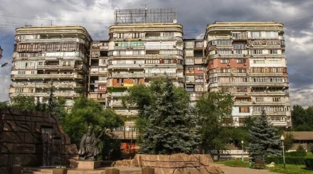 «ЖК превратился в памятник хаосу»: «Трём богатырям» в Алматы предложили вернуть прежний облик