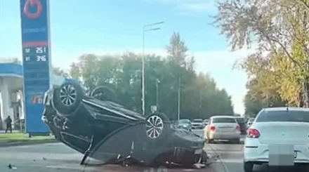 Автомобиль перевернулся после столкновения с деревом в Петропавловске