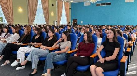 Шымкентте бірінші курс студенттерін алаяқтардан қорғауға арналған кездесулер өтті