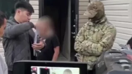  Қарағандыда бетперде киген 3 адам ғимараттың есігін бұзып ұрлыққа түскен (ВИДЕО) 