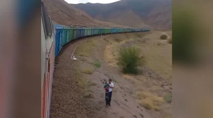 Жетісу облысында төрт жасар бала иен далада жалғыз жүрген - ол пойыздың машинисі құтқарып алды (ВИДЕО)